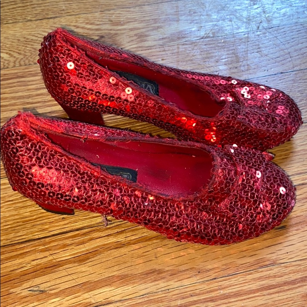 Costume shoes .